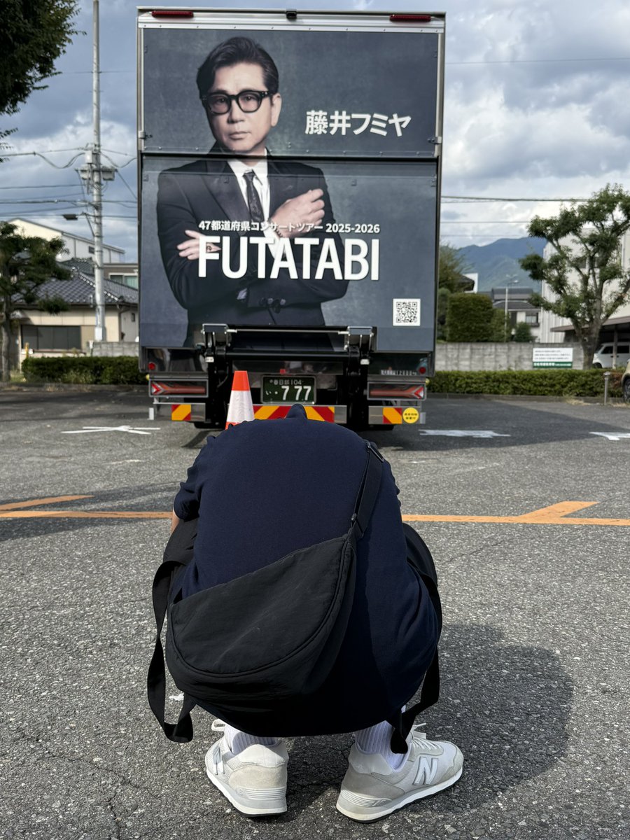 311355naka's tweet photo. 良い写真を撮ろうと必死なムスコを撮る母。
ちょっと斜めってるけどいいね

久しぶりに親子ショット
無理やりポーズを取らせた母。
ライブ中も無理やりムスコの手を取って振り付けをさせて盛り上げた母。

その行動がアホみたいで笑ってたムスコ

#藤井フミヤ
#FUTATABI
#YCC県民文化ホール https://t.co/Z61jmKXtuH