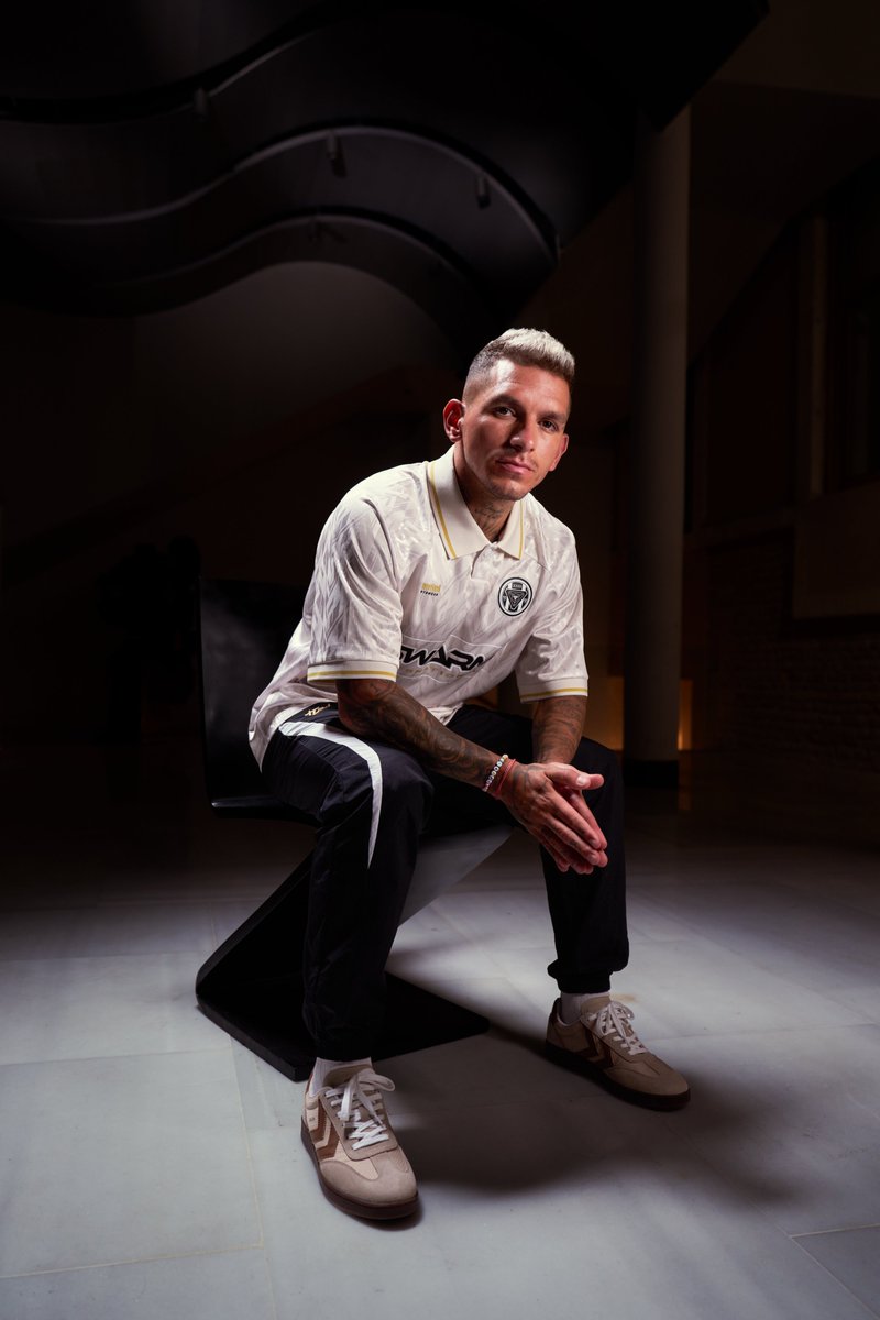 Bu sezonun ruhu, hareket ve ilham üzerine kurulu. 🔥 Yeni sezonda, Lucas Torreira’nın ilham veren adımları; hummel’ın çizgilerine güç, stil ve yepyeni hikayeler katıyor. Birbirinden özel parçalarıyla bu sezon, karakterini ve tarzını aynı anda parlatmak için seni bekliyor. 🍁⚽️🐝