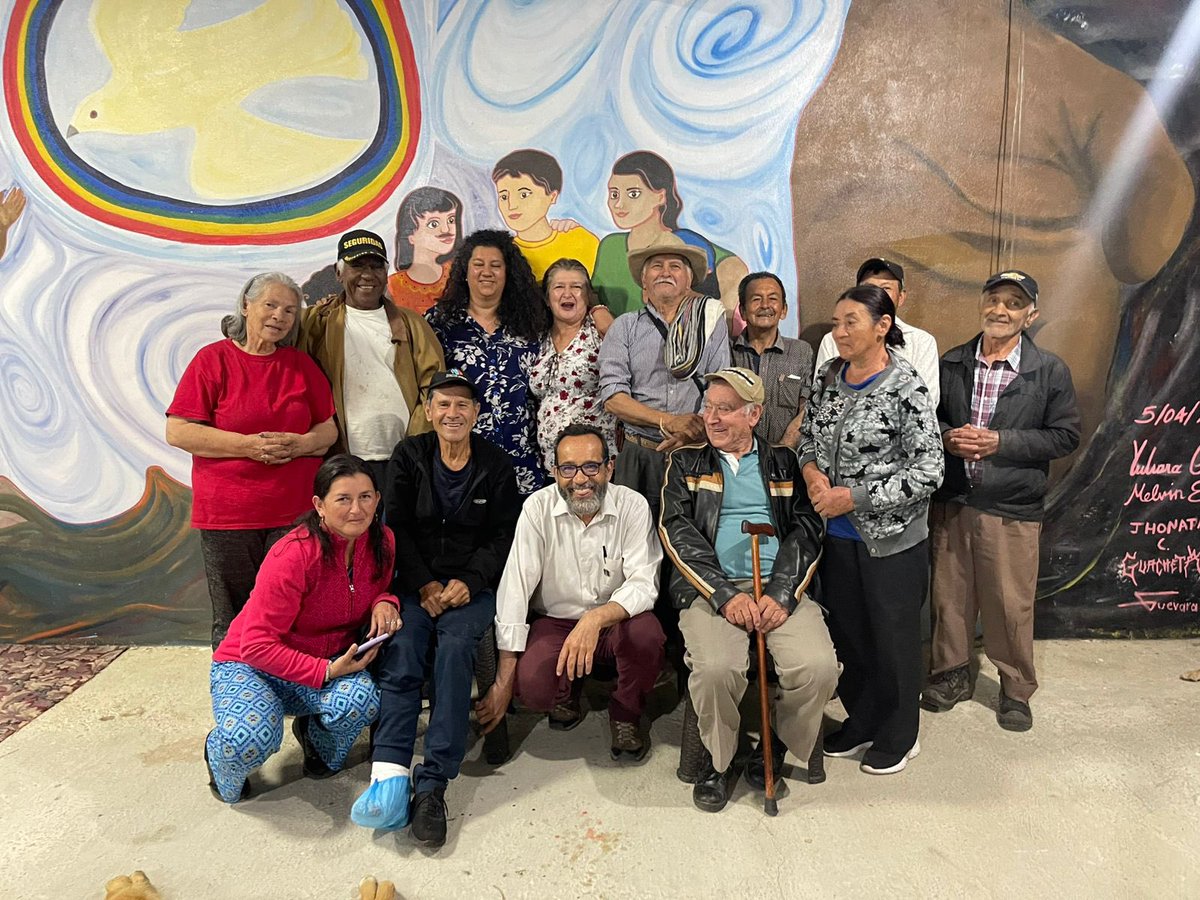 mao_rodriguez1's tweet photo. En menos de tres semanas, más de 900 mil abuelos y abuelas han sido inscritas rumbo al Pilar solidario y al programa Colombia Mayor. Gracias al despliegue de cada gerencia regional de @ProsperidadCol alcanzaremos la meta de 1,5 millones por toda Colombia. 
Esto es #DignidadMayor https://t.co/tFOb2jFMnq