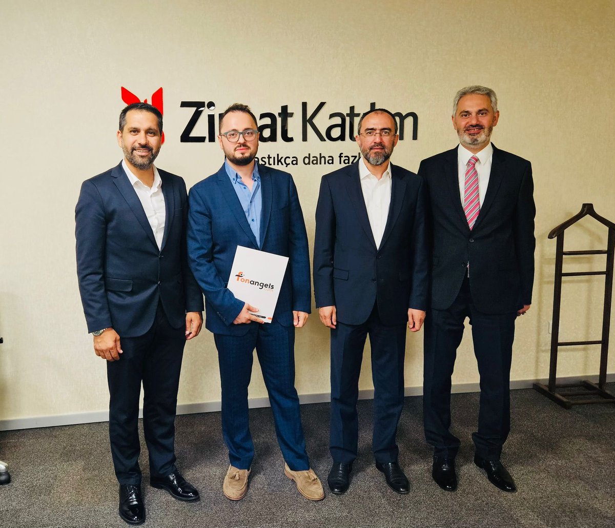 Kitle Fonlama Tarihinde Bir İlk!

KiviERP Genel Kurulu’nda temettü dağıtımı kararı alındı. Bu gelişme, yalnızca yatırımcılarımız için değil, kitle fonlama ekosistemi için de tarihi bir dönüm noktasıdır.

KiviERP, 2022 yılında 5 kişilik ekibiyle Fonangels üzerinden yatırım turuna