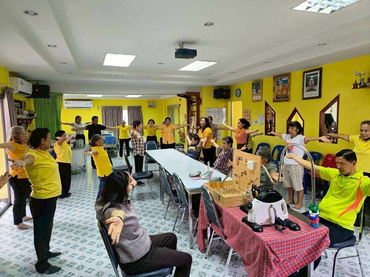 เช้านี้ : ร่วมกับนักกายภาพ และ Care Giver เทศบาลตำบลบางสีทอง นำรถไปรับผู้สูงอายุมาทำกายภาพเพื่อฟิ้นฟูสภาพร่างกาย ภายในศูนย์ฟื้นฟูสมรรถภาพผู้สูงอายุในชุมชนเทศบาลตำบลบางสีทองศูนย์วัดรวก 29.09.68