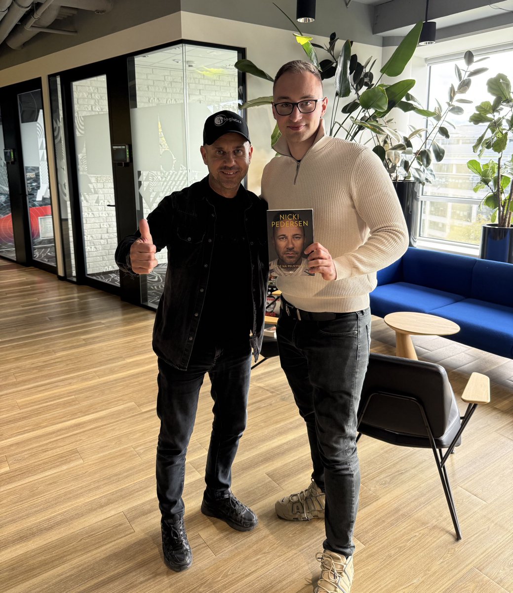 Dziś miałem przyjemność dłużej porozmawiać z sympatycznym Duńczykiem, który na torze żużlowym bywa zdecydowanie mniej sympatyczny. Jedni go za to kochają, drudzy nienawidzą, ale większość będzie tęsknić, gdy skończy karierę.

Rozmowa z Nickim Pedersenem niedługo w <a href="/przeglad/">Przegląd Sportowy</a>