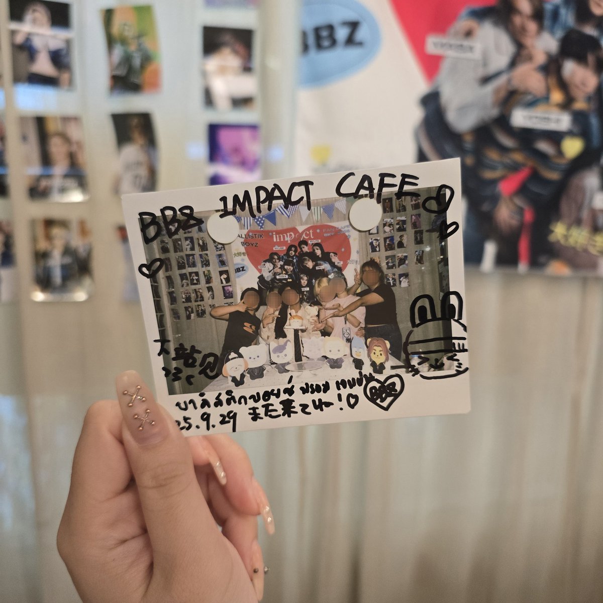 babybunny96_'s tweet photo. fancafe撤収までお手伝いしてきました🙇🏻‍♀
@bbz_fancafe2025 

たくさんみんな見に来てくれてお手伝いできてよかった(  ´͈ ᵕ `͈ )♡気に入った写真Twitterに載せてくれてる子とか、お友達はあれがよかったって伝えてくれる子もいて嬉しかったよー

#BBZ_IMPACT 
#BALLISTIKBOYZ 
#BBZ_IMPACT_BKK https://t.co/rLAnyyE4gW