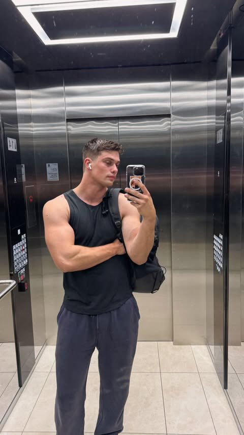 Nicholas Galitzine flexes in new selfie via his Instagram stories! Happy birthday beefcake. 🥳💪

“Oh brother I’m getting old”