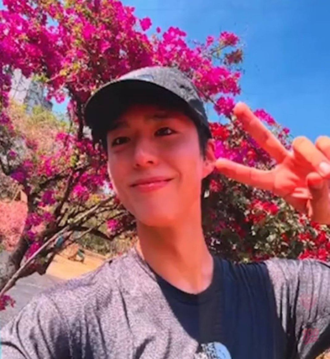 parkbogumbrfc's tweet image. O Fanmeeting #BEWITHYOU com Park Bo-gum, nos trouxe muitos ensinamentos, e um deles ficará marcado em nossos corações: “Olhar para o que nos rodeia com bons olhos.” 🌸
Ele nos mostrou que a beleza está diante de nós, no simples, no cotidiano, e que muitas vezes não percebemos.