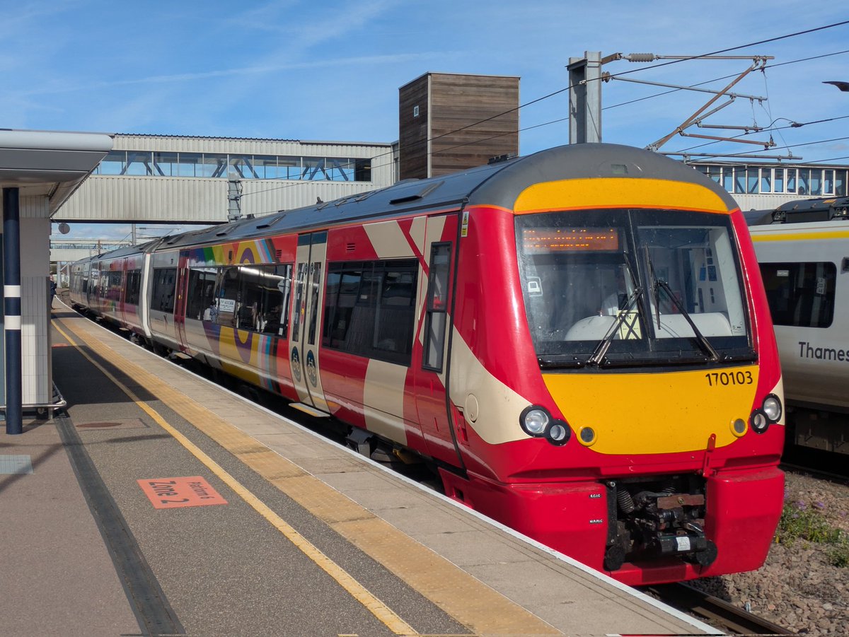SteelCityDog_'s tweet image. Finally seen 170103! This is a nice pride livery, and it made my day 😁 #Class170 

Now, back to scurrying about...