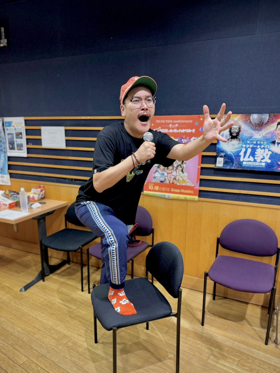 yoshimotork's tweet image. 月曜日!#隣人 先生!
今日のメッセージテーマは「みんなのカラオケの十八番」🎶
みんなで盛り上がるあの曲から、ちょっとマイナーだけど大好きなこの曲まで🎤
メッセージお待ちしています✨
#らじこー #何を歌ってるでしょう