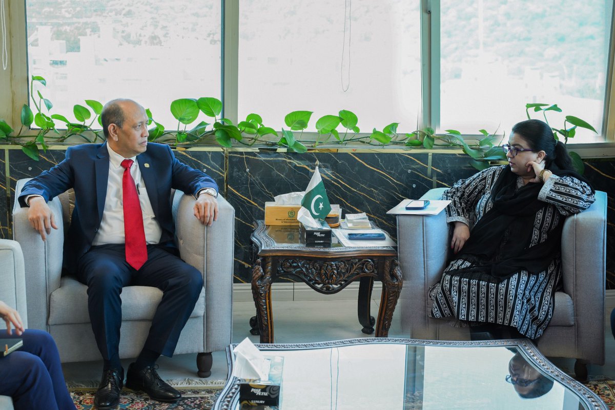 MoitOfficial's tweet image. Today, Minister Ms. Shaza Khawaja @ShazaFK met H.E. Dato&apos; Azhar Mazlan, High Commissioner of #Malaysia  @MYHCIslamabad at the Ministry of IT. Both parties discussed strategic ties and plans to strengthen IT initiatives in Pakistan. 

#PakMalaysia #TechdestinationPakistan