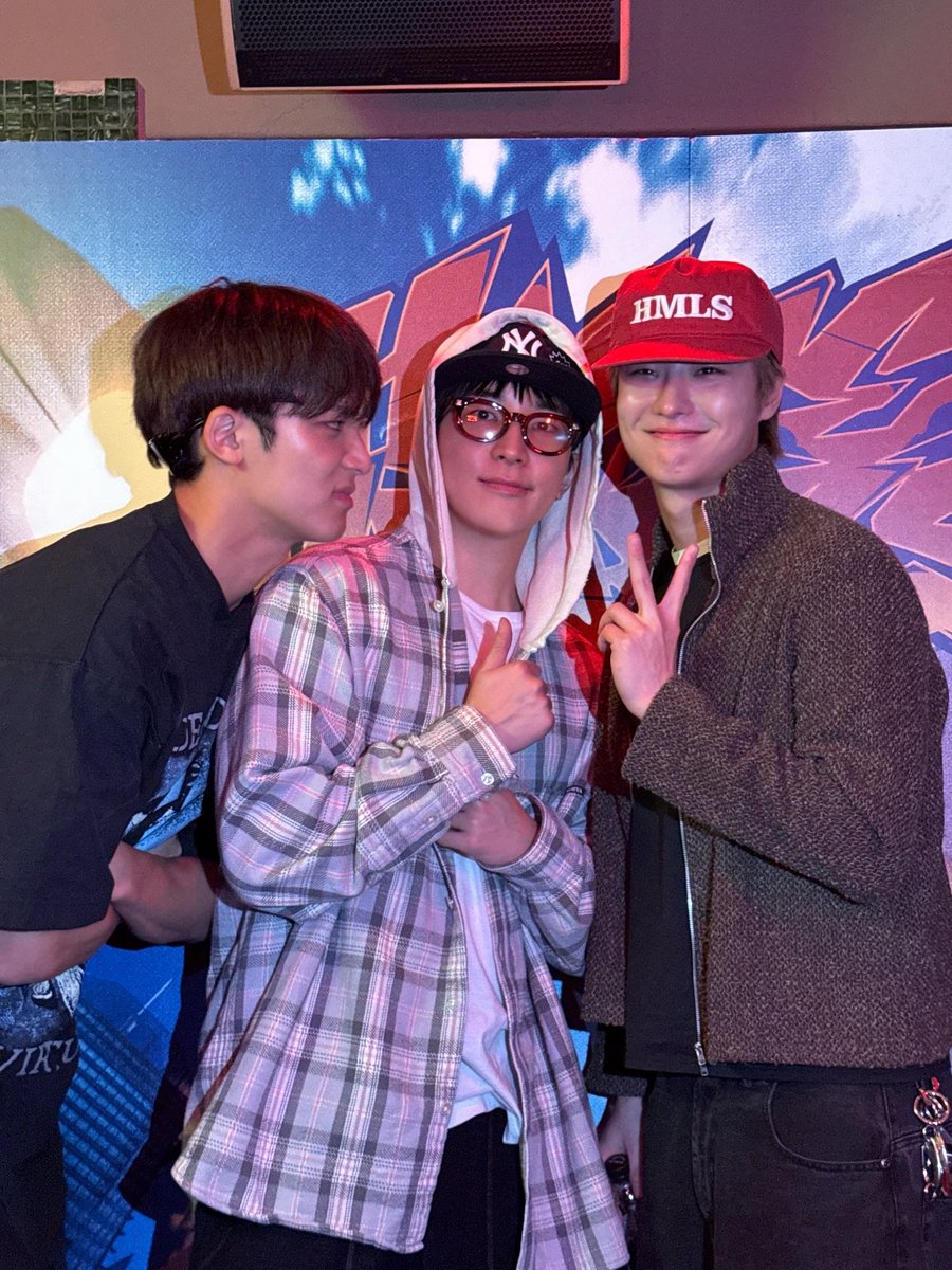 starcyzoey's tweet photo. One tweet from Idol x Fans 
— perkara jalan berdua https://t.co/NeFLT1n4xC
