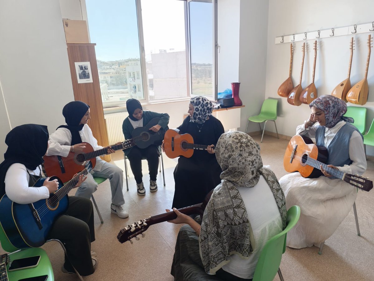 Gençlerimizle birlikte bugün gitarın büyülü dünyasına kapıldık 🎶✨
 İlk akorları öğrenirken bazen parmaklarımız dolaştı, bazen de kahkahalarımıza nota ekledik 😄 Ama her denemede daha güzel ezgiler çıktı ortaya🎸🎼

Müzik, sadece kulağımıza değil, ruhumuza da iyi geldi 💫