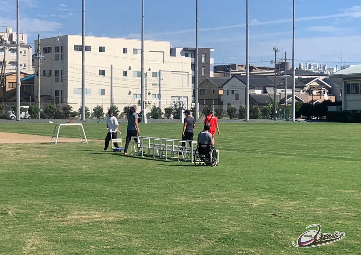 RugbyBreakers's tweet photo. 開幕戦に続き、第2節でもレッズの皆さんが一緒に参加してくださり、試合を円滑に進める大きな力となってくれました🙌
これからもレッズと共に、Breakersは前へ進んでいきます💪🔥
#島津製作所Breakers #レッズ #INCOP #ラグビー #トップウェストAリーグ https://t.co/b9IlGwJc07