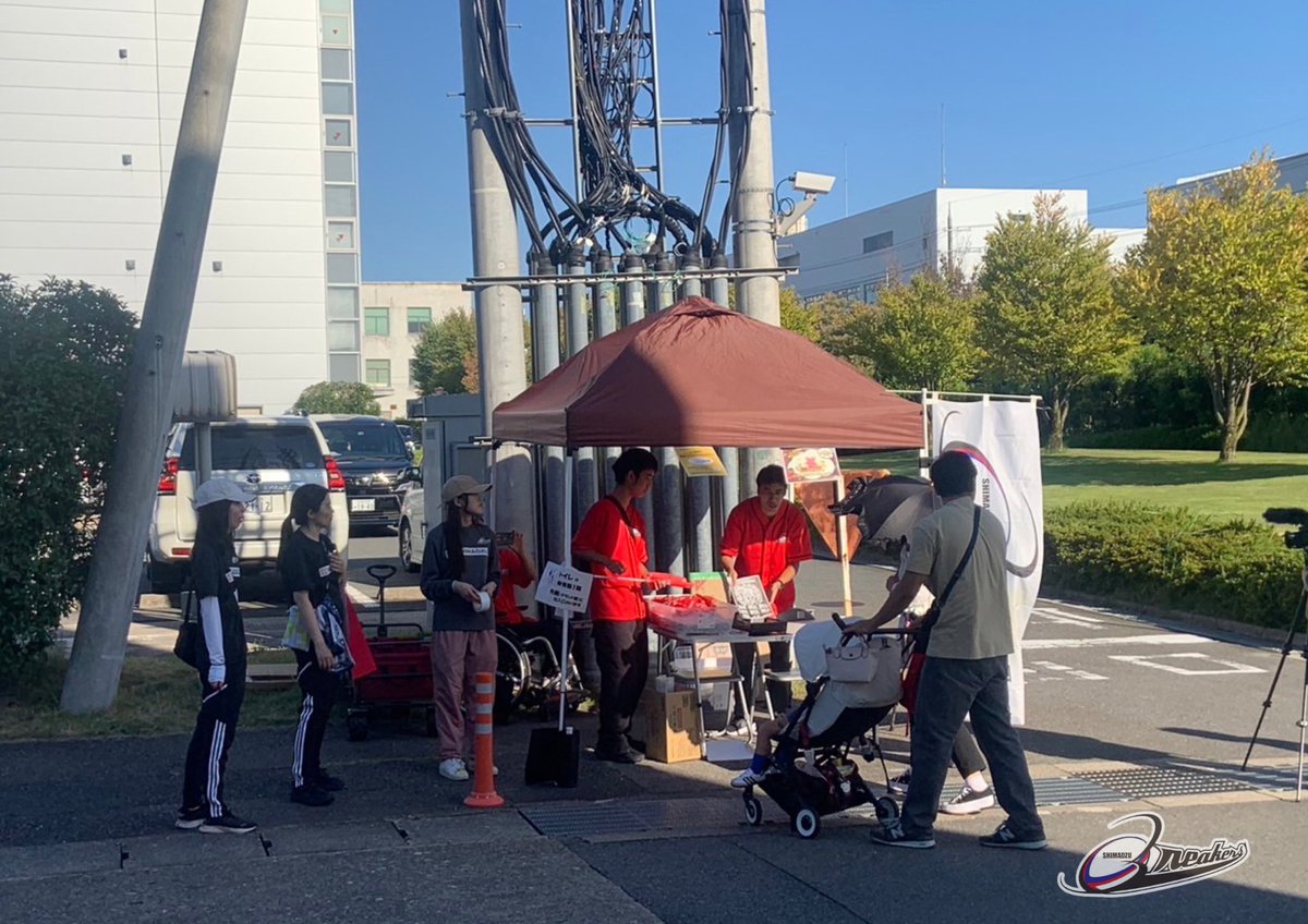 RugbyBreakers's tweet photo. 開幕戦に続き、第2節でもレッズの皆さんが一緒に参加してくださり、試合を円滑に進める大きな力となってくれました🙌
これからもレッズと共に、Breakersは前へ進んでいきます💪🔥
#島津製作所Breakers #レッズ #INCOP #ラグビー #トップウェストAリーグ https://t.co/b9IlGwJc07