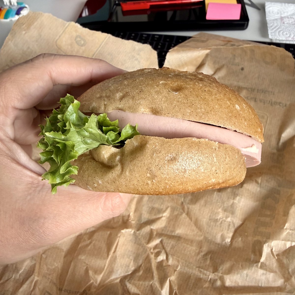 torsten_hautnah's tweet image. Mittag! Zeit, ein Fleischwurstbrötchen wegzuatmen. #nomnom