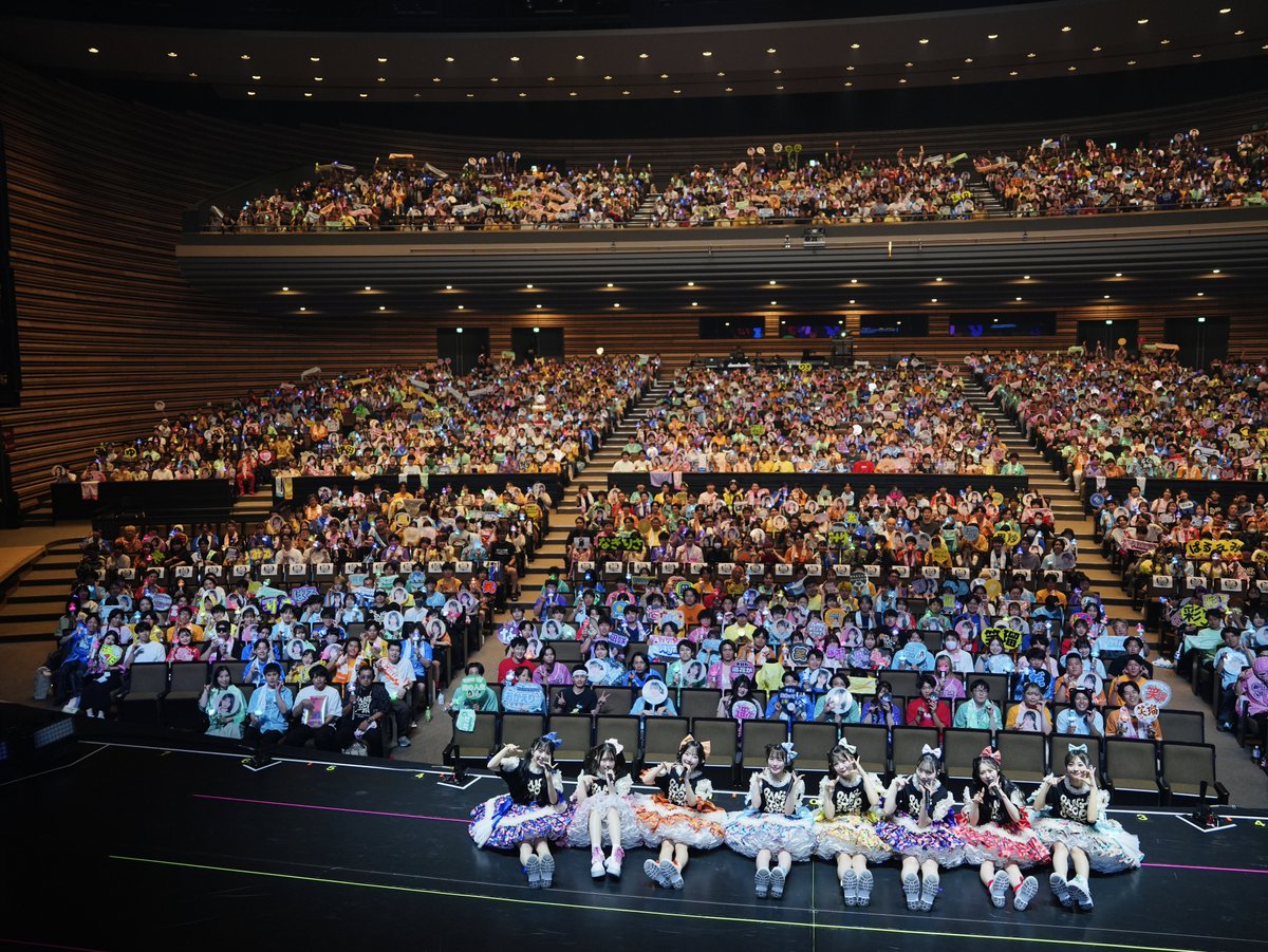 CUTIE_STREET_'s tweet photo. 【最高のツアー熊本 集合写真🌎】

本日の完売公演🤍
ありがとうございました✨

CUTIE STREET熊本❣️
古澤里紗/梅田みゆ凱旋💛🩵

帰ってきたとよ〜❕❕
ただいま❕❕🫶🏻

9/29(月)
「CUTIE STREET 1st ANNIVERSARY JAPAN TOUR 2025「CAN’T STOP CUTIE」
📍熊本県 熊本城ホール メインホール

💛古澤里紗 @risa_cs1108
❤️佐野愛花 @aika_cs1126
💚板倉可奈 @kana_cs1111
💙増田彩乃 @ayano_cs0526
🧡川本笑瑠 @emiru_cs0422
🩵梅田みゆ @miyu_cs0913
💜真鍋凪咲 @nagisa_cs0628
🩷桜庭遥花 @haruka_cs0129

#きゅーすと初全国ツアー
#CUTIESTREET #きゅーすと 
#KAWAIIMAKER #きゅーてすと