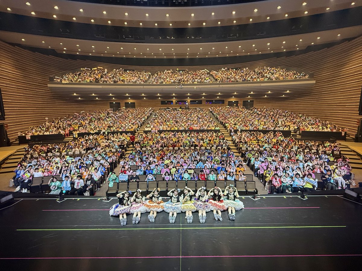 CUTIE_STREET_'s tweet photo. 【最高のツアー熊本 集合写真🌎】

本日の完売公演🤍
ありがとうございました✨

CUTIE STREET熊本❣️
古澤里紗/梅田みゆ凱旋💛🩵

帰ってきたとよ〜❕❕
ただいま❕❕🫶🏻

9/29(月)
「CUTIE STREET 1st ANNIVERSARY JAPAN TOUR 2025「CAN’T STOP CUTIE」
📍熊本県 熊本城ホール メインホール

💛古澤里紗 @risa_cs1108
❤️佐野愛花 @aika_cs1126
💚板倉可奈 @kana_cs1111
💙増田彩乃 @ayano_cs0526
🧡川本笑瑠 @emiru_cs0422
🩵梅田みゆ @miyu_cs0913
💜真鍋凪咲 @nagisa_cs0628
🩷桜庭遥花 @haruka_cs0129

#きゅーすと初全国ツアー
#CUTIESTREET #きゅーすと 
#KAWAIIMAKER #きゅーてすと