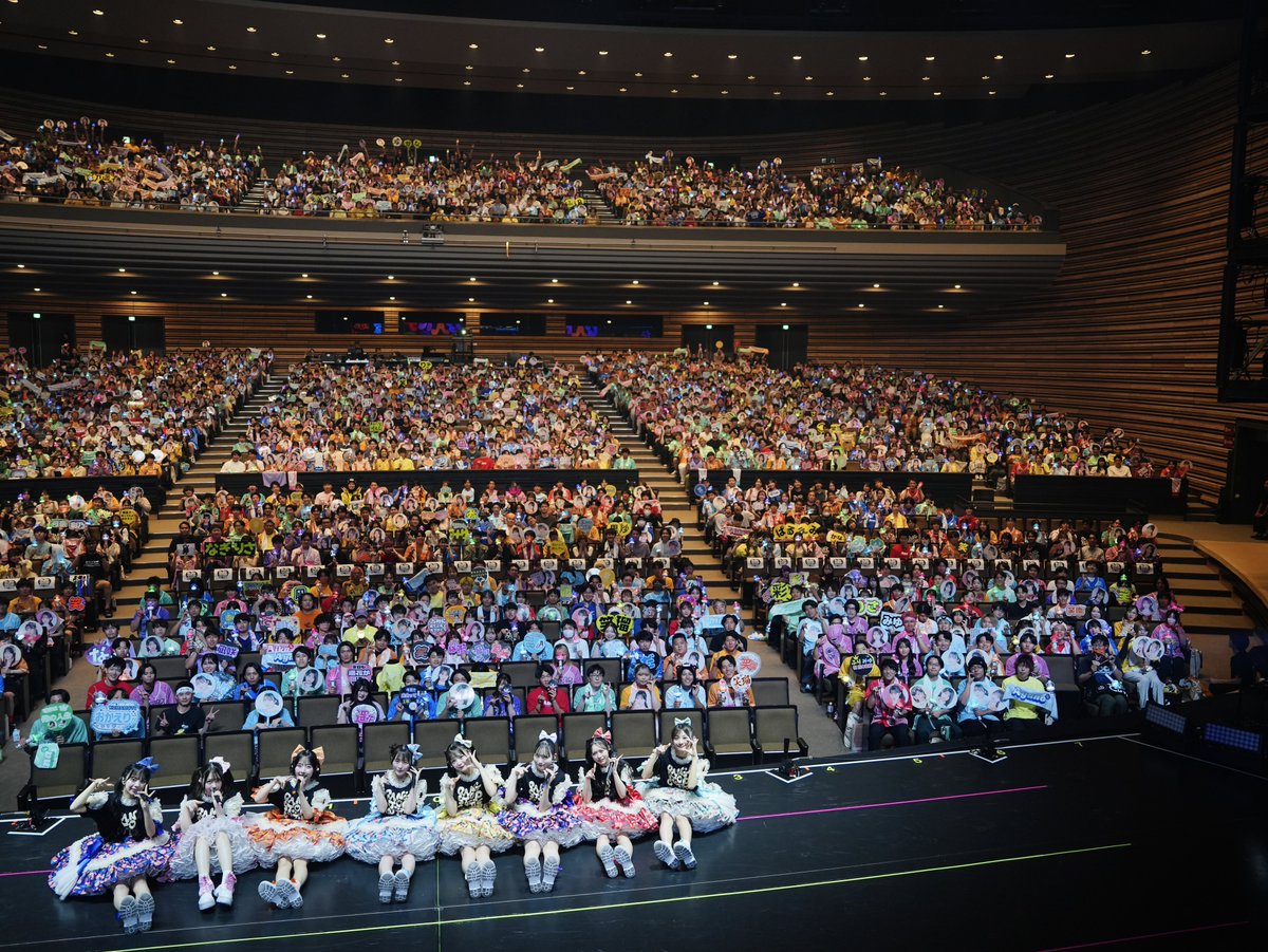 CUTIE_STREET_'s tweet photo. 【最高のツアー熊本 集合写真🌎】

本日の完売公演🤍
ありがとうございました✨

CUTIE STREET熊本❣️
古澤里紗/梅田みゆ凱旋💛🩵

帰ってきたとよ〜❕❕
ただいま❕❕🫶🏻

9/29(月)
「CUTIE STREET 1st ANNIVERSARY JAPAN TOUR 2025「CAN’T STOP CUTIE」
📍熊本県 熊本城ホール メインホール

💛古澤里紗 @risa_cs1108
❤️佐野愛花 @aika_cs1126
💚板倉可奈 @kana_cs1111
💙増田彩乃 @ayano_cs0526
🧡川本笑瑠 @emiru_cs0422
🩵梅田みゆ @miyu_cs0913
💜真鍋凪咲 @nagisa_cs0628
🩷桜庭遥花 @haruka_cs0129

#きゅーすと初全国ツアー
#CUTIESTREET #きゅーすと 
#KAWAIIMAKER #きゅーてすと