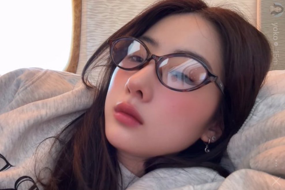 Eu juro que eu quero pegar essas bochechinhas dela e quero morder, quero beijar 🥺