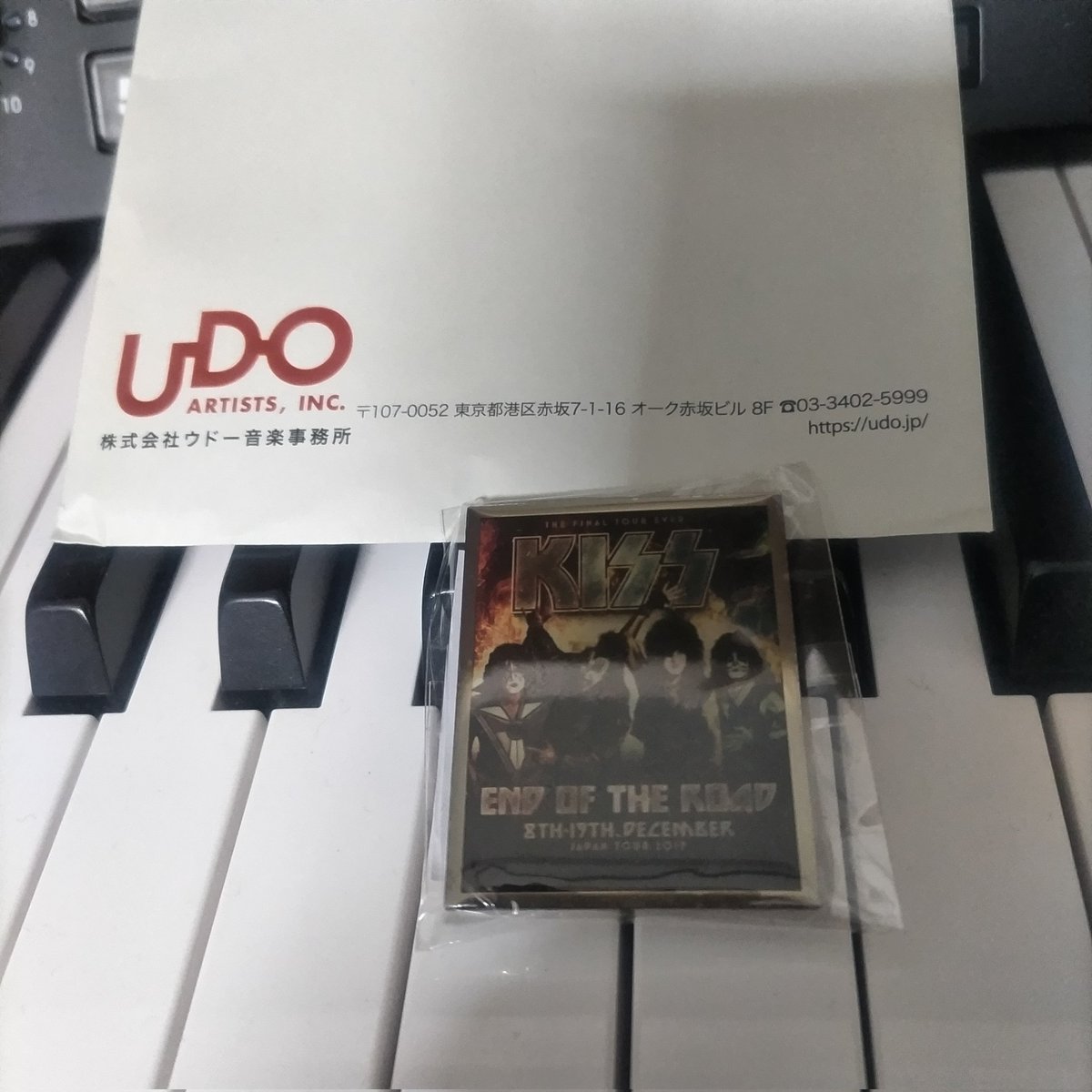 some321's tweet image. 家に着いたらウドー音楽事務所の封筒があって、KISSのピンバッジ当選してた。この年に見に行ったけど、グッズは買えなかったので嬉しい。ウドーさんありがとう。
そしてEXTREMEを来年くらいに呼んでください。お願いします。