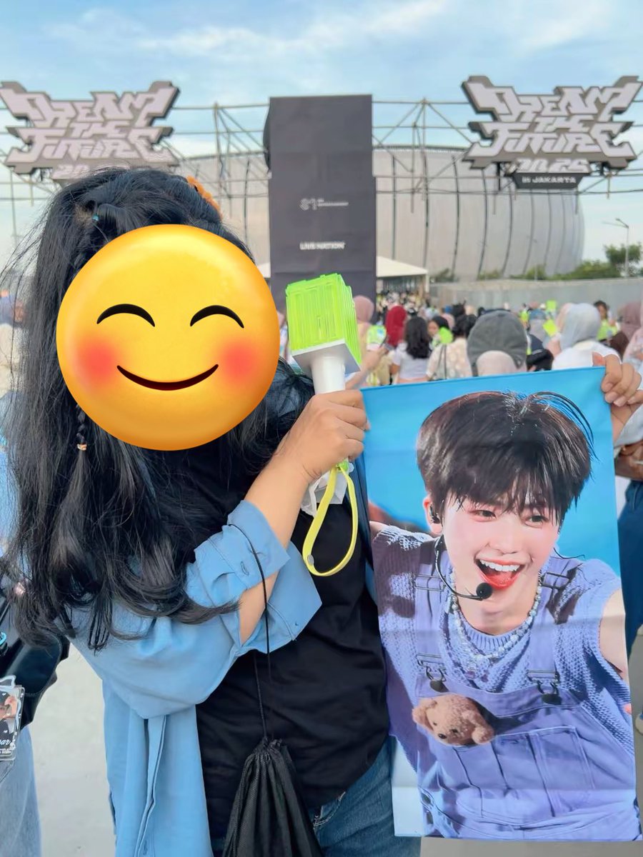 haechanaline's tweet photo. haloo semua nya, mau nanya khusus nya buat warga day 1 di cat 3 atau semisal ada yang liat juga tolong dm aku yaaa. Dari kalian semua ada yang lihat slogan ini tidak??? aku posisi nya ada di row 67 sn nya 317, itu slogan nya aku taruh bawah kursi soalnya kelupan di bawa https://t.co/eoJmtCyRgo
