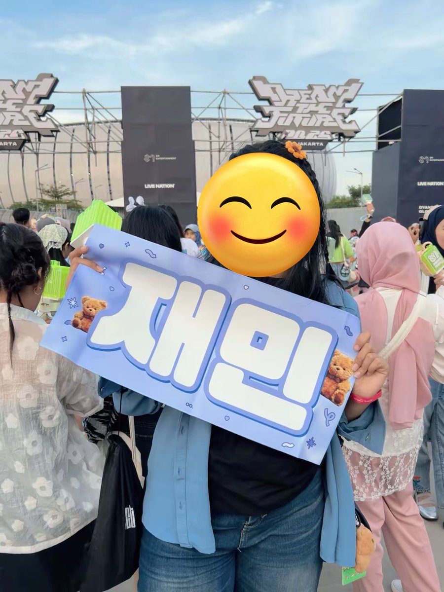 haechanaline's tweet photo. haloo semua nya, mau nanya khusus nya buat warga day 1 di cat 3 atau semisal ada yang liat juga tolong dm aku yaaa. Dari kalian semua ada yang lihat slogan ini tidak??? aku posisi nya ada di row 67 sn nya 317, itu slogan nya aku taruh bawah kursi soalnya kelupan di bawa https://t.co/eoJmtCyRgo