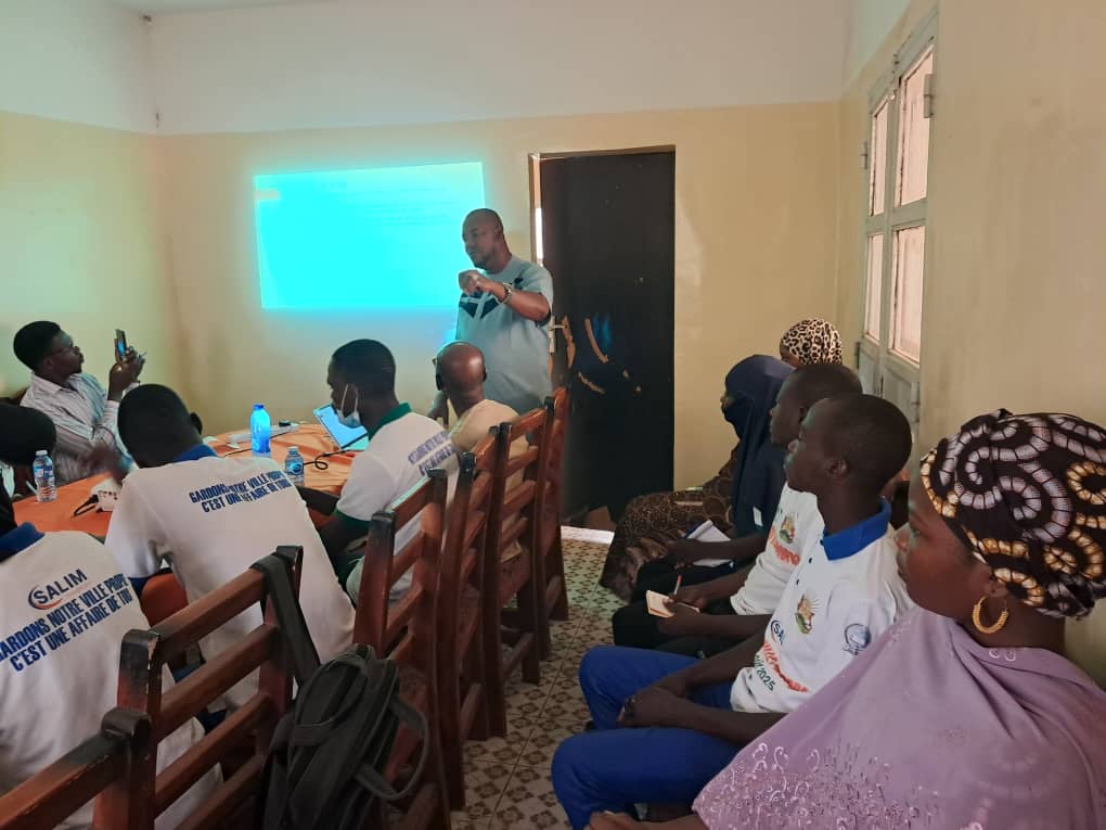 Cipmen's tweet image. #news
🐓💡 Le 27/09 à #Maradi, #CIPMEN &amp;amp; la ferme #GMA ont formé des jeunes en #aviculture, alliant théorie &amp;amp; pratique avec visite terrain. 
Une étape clé pour renforcer les compétences et encourager l’#entrepreneuriat agricole durable.
#jeunesse #formation