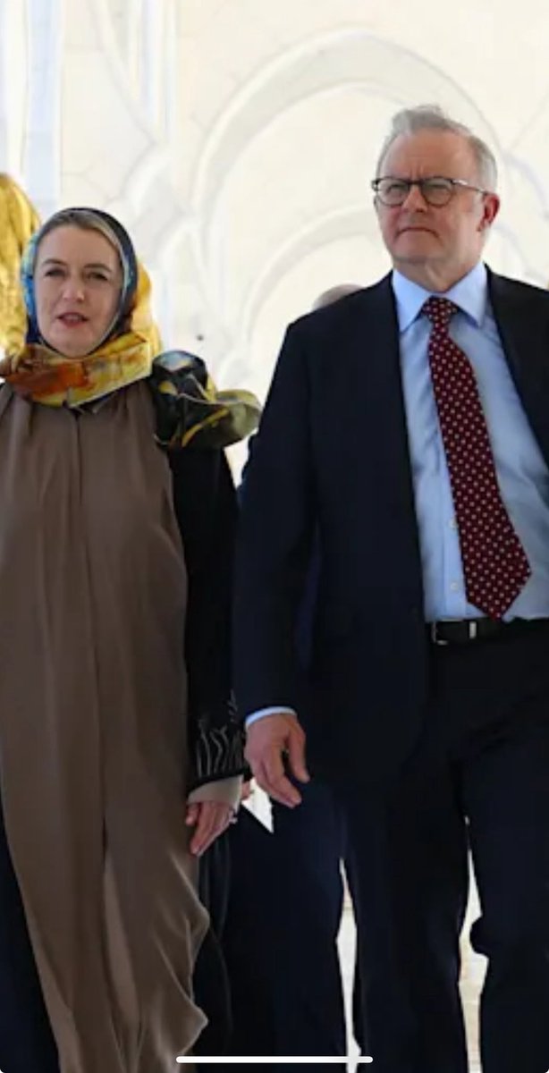 Lisa9Sophia's tweet image. The PMs wedding photos are lovely

The bride wore a brown hijab, an appropriate choice. Wishing them both long and happy marriages