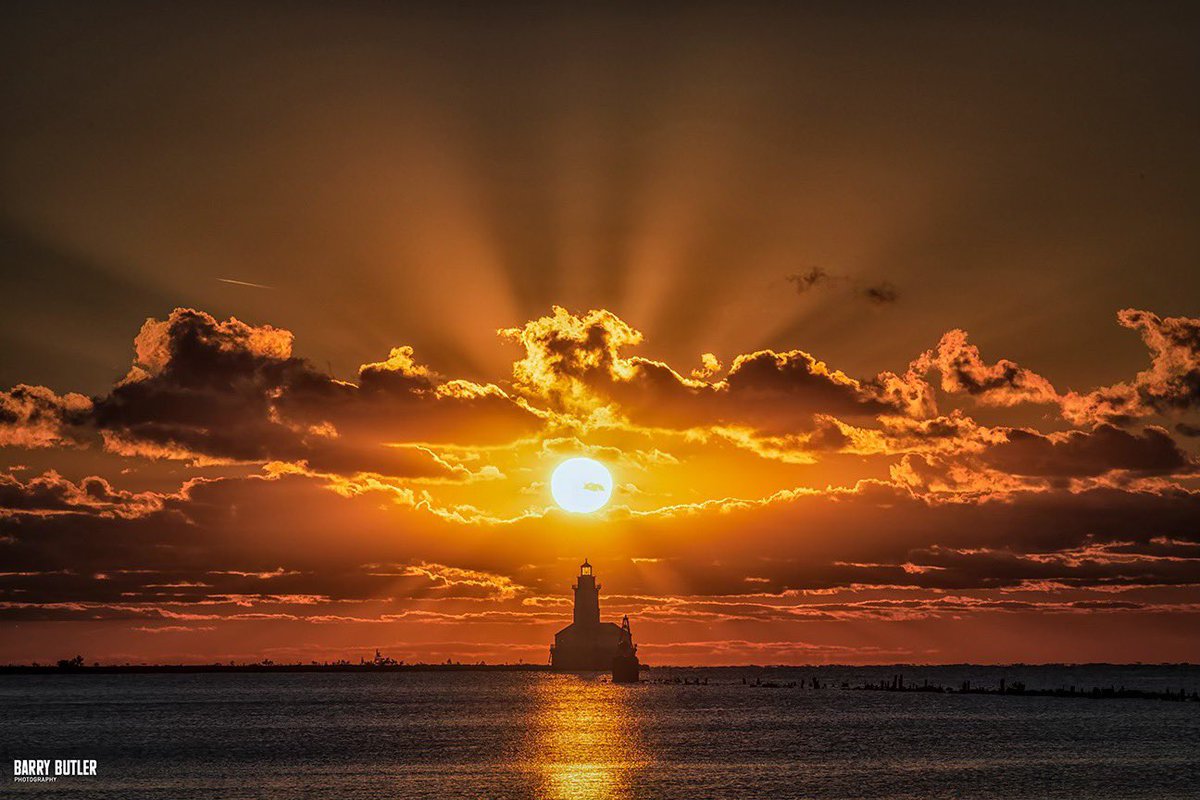 barrybutler9's tweet image. Morning Light at the Lighthouse.   Sunrise in Chicago Harbor on this day in 2018 for Monday Moment. #weather