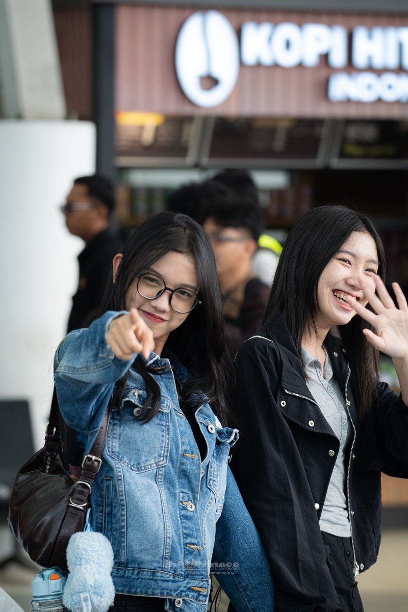 _bekindness's tweet photo. 𝚝̶𝚎̶𝚖̶𝚋̶𝚊̶𝚔̶𝚊̶𝚗̶  tunjukan tepat sasaran! 👇
@Ekin_JKT48 

——
29092025
Soekarno-Hatta Int. Airport
#JKT48AirportFashion https://t.co/cse0ahamRD