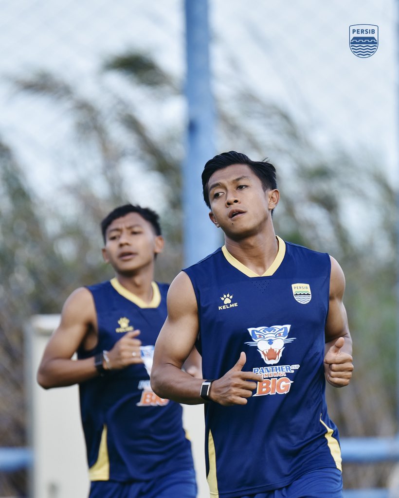 persib's tweet image. Tiba semalam di Thailand, #PERSIB langsung tancap gas menyiapkan diri untuk laga kedua #ACLTwo. 🔥
Kabar baiknya, Putros dan Teja Paku Alam yang sebelumnya absen di Liga, kini sudah kembali bergabung dalam sesi latihan hari ini. 💪💙
#WeArePERSIB