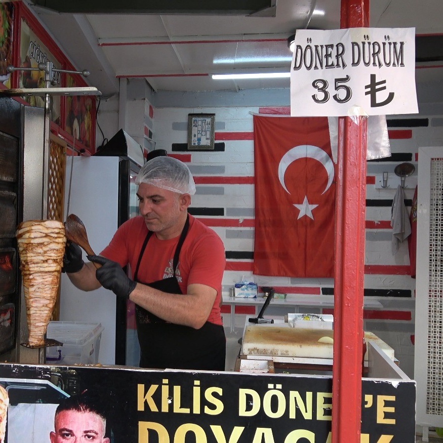 Kilis'te 35 TL'ye döner satan esnaf, dönerin maliyetini hesapladı.  
"Tavuğun kilosu 120 TL. 100 gram tavuk koysanız 12 TL, ekmeği 5 TL, salatası 3 TL, kira masrafı 5 TL. 
Toplam 25 TL yapıyor. 10 TL de kar kalıyor.

 Sürüm yaptığınızda bu büyük bir kazanca dönüşüyor."