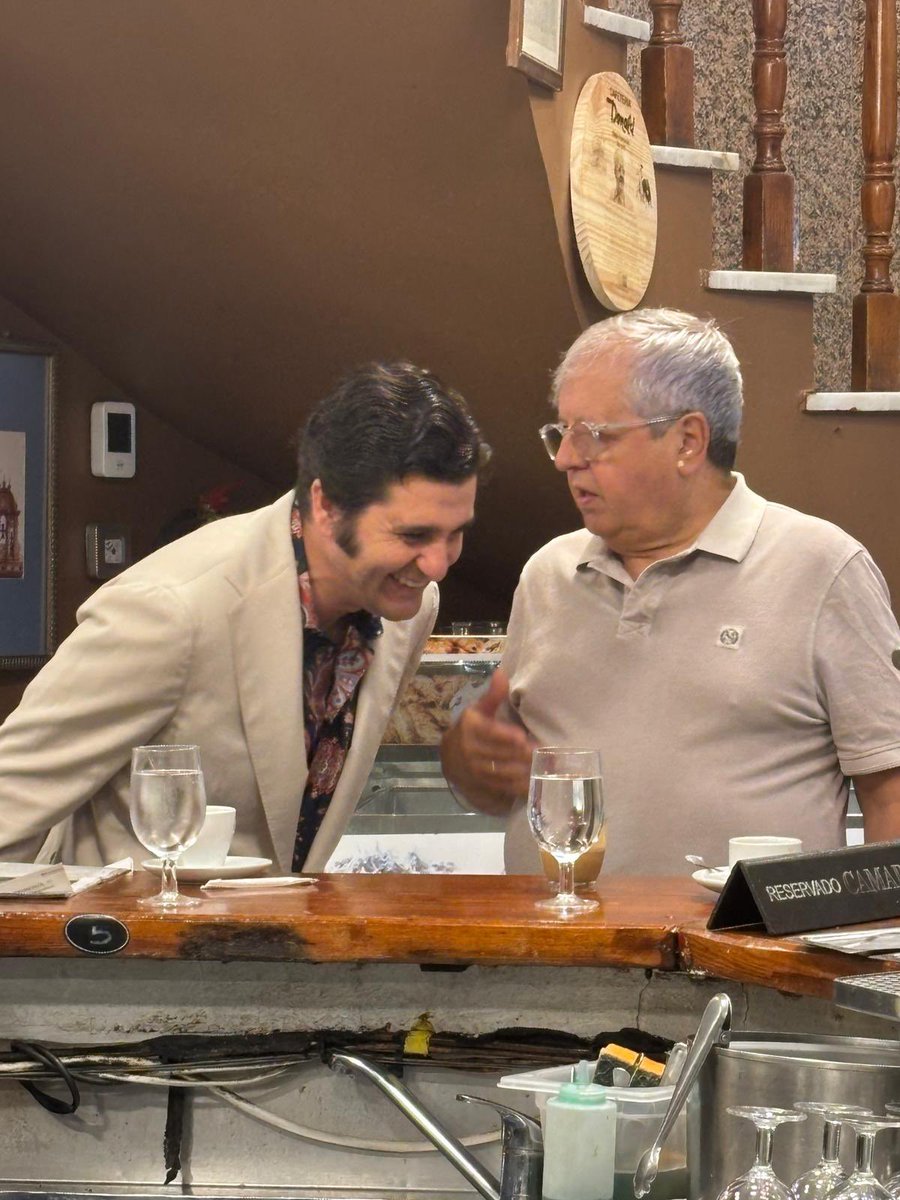 Ahora mismo, la persona más admirada Paulina amente es Joseantonio Morante de la Puebla. Esta mañana a primera hora tomándose un café parece que tiene una antena que atrae a la gente que sencillez que gran persona que gran corazón y como aguanta el tirón