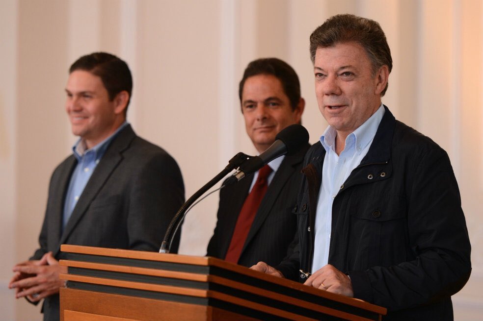 PabloJlloVasco's tweet image. Dice Pinzon que se fue del Mindefensa por no estar de acuerdo con parar la aspersión aérea.

Pero no se fue para su casa…

Se fue para la embajada de Colombia en Washington a defender los acuerdos de su jefe con las Farc y desmontar el exitoso “Plan Colombia”

Tengamos memoria.