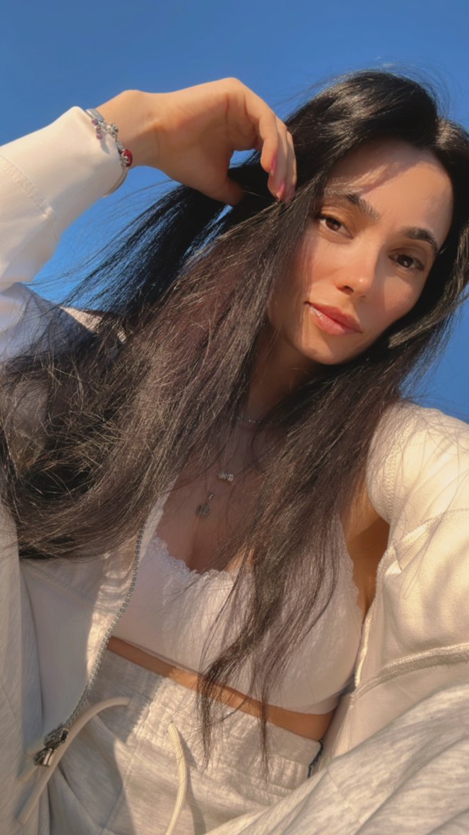 DanaMinodora's tweet photo. 🌅Sunset glow,clean soul,
messy hair-don’t care,
just me vs the sun🌞
#sunsetphotography #sunkissed #GlowUp
#Inocent devil https://t.co/fwuwpk5l3k