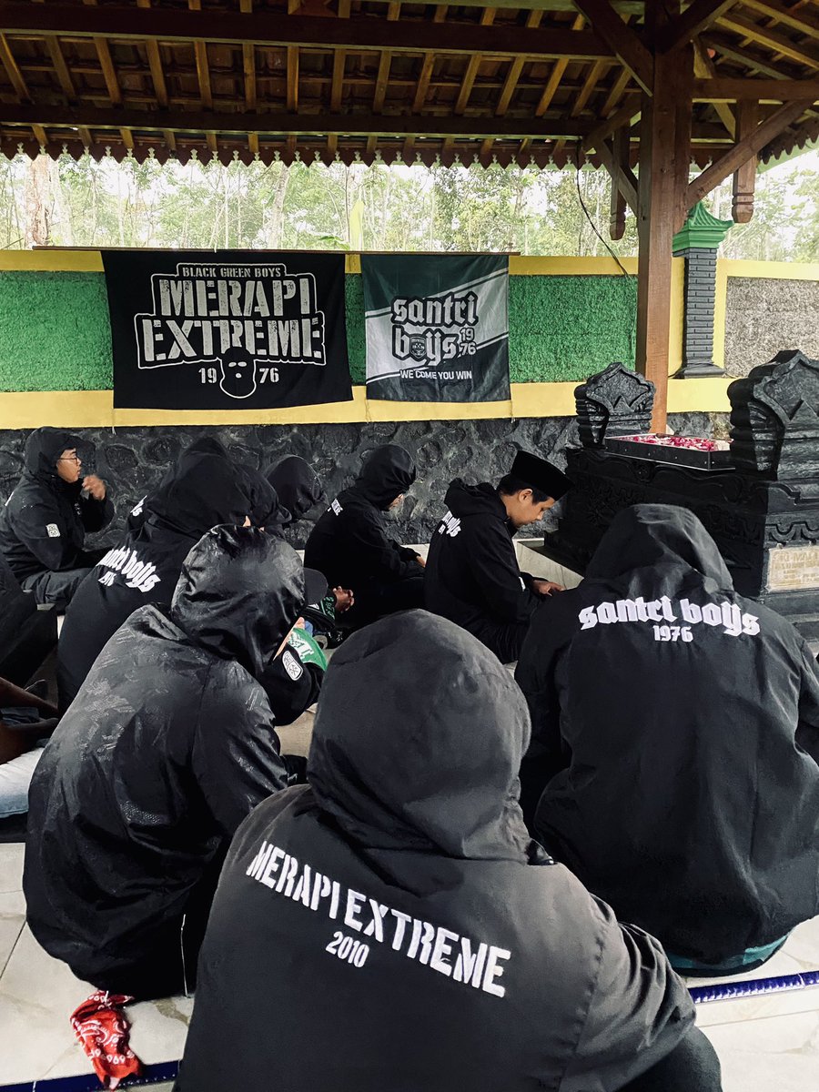 merapiextreme_'s tweet photo. “SILATURASI MERAPI EXTREME X SANTRI BOYS”

Kami buka rangkaian acara dengan berziarah ke makam alharhum Mbah Maridjan, mengharap berkah dan doa restu semoga @PSSleman hari ini meraih poin penuh dan “mengosak asik” pada satu musim kedepan 🤲🙏🏻😇

#SilaturasiMExSB
@santriboys1976 https://t.co/sKLciqebMF