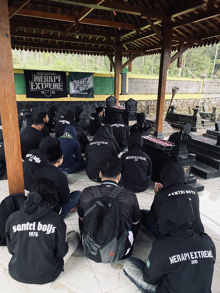 merapiextreme_'s tweet photo. “SILATURASI MERAPI EXTREME X SANTRI BOYS”

Kami buka rangkaian acara dengan berziarah ke makam alharhum Mbah Maridjan, mengharap berkah dan doa restu semoga @PSSleman hari ini meraih poin penuh dan “mengosak asik” pada satu musim kedepan 🤲🙏🏻😇

#SilaturasiMExSB
@santriboys1976 https://t.co/sKLciqebMF