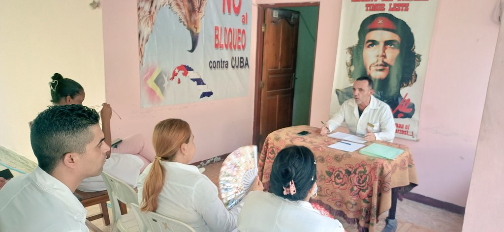 #BMCTL 🇨🇺🇹🇱, los colaboradores #APSDili participan en reunión de puntualización bajo la conducción del Dr. Daniel Armas Cruz. Esp. EGI,  quien orienta las tareas docentes y asistenciales para la semana. #CubaCoopera