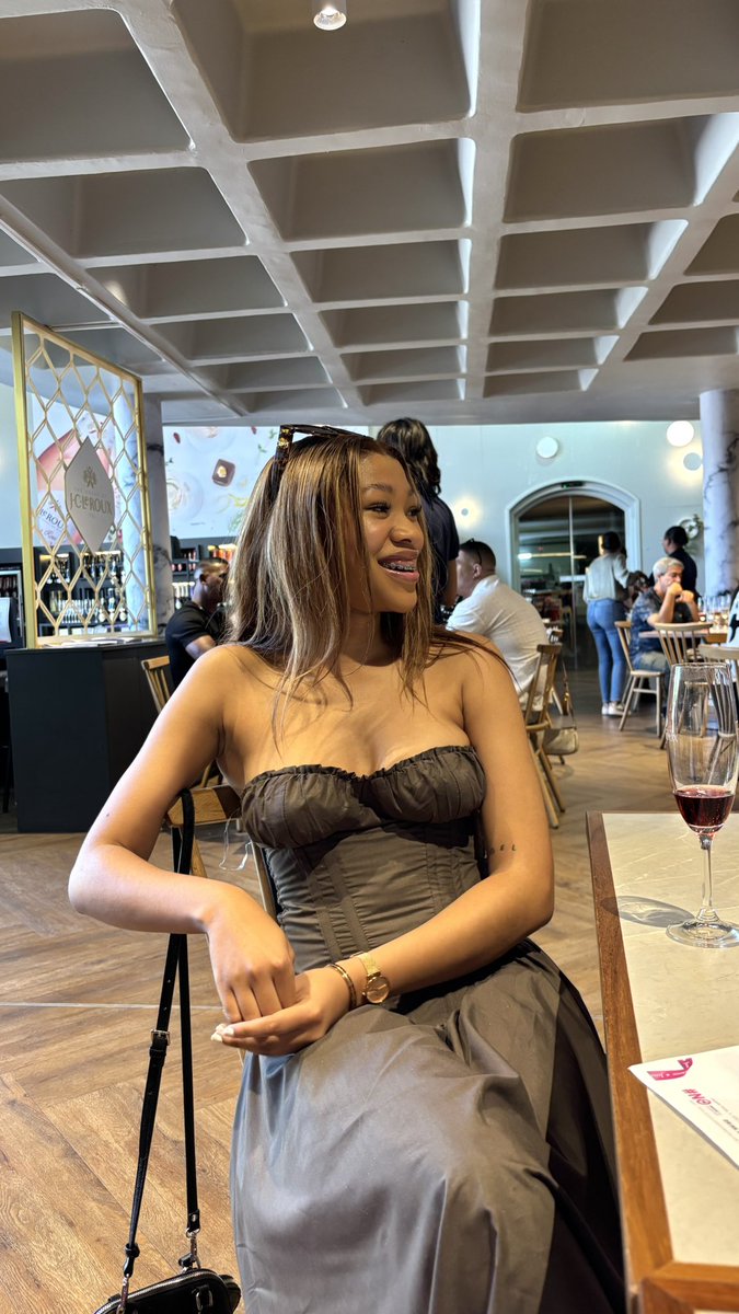 SibuXesi's tweet photo. cute day out🙂‍↕️ https://t.co/GXS9QFakp6