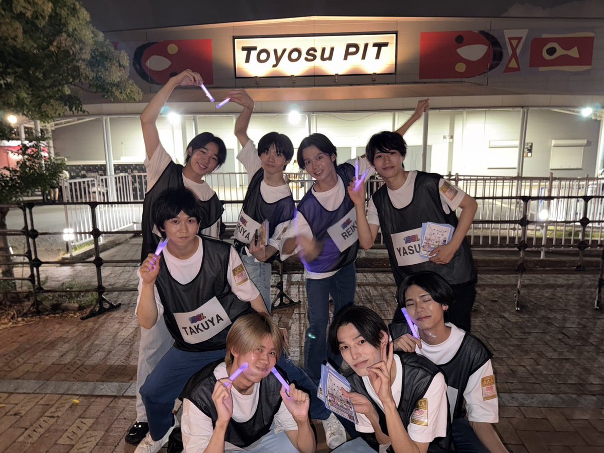 19Si_ukatama's tweet photo. 📍本日は @melu_mello さんのライブ見学に行ってきました!✨
とても熱いライブで刺激をいただきました🔥
僕たちもいつか大きなステージに立てるように、これからも頑張ります!!
#メルメロ #19Si #ジュウキュウサイ https://t.co/uIHVnWOaK6