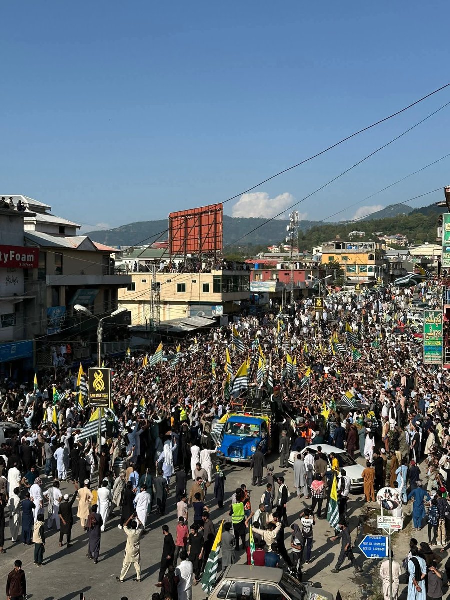 PTIAJK_Official's tweet photo. جاگ اٹھا ہے سارا وطن۔
عوام حقوق کی فراہمی کے لیے راولاکوٹ میں ہونے والے احتجاج کے تاریخی مناظر۔
#RightsMovementAJK
#AJKUnderFascism https://t.co/sWNi5qGn6k