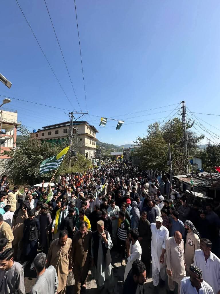 PTIAJK_Official's tweet photo. جاگ اٹھا ہے سارا وطن۔
عوام حقوق کی فراہمی کے لیے راولاکوٹ میں ہونے والے احتجاج کے تاریخی مناظر۔
#RightsMovementAJK
#AJKUnderFascism https://t.co/sWNi5qGn6k