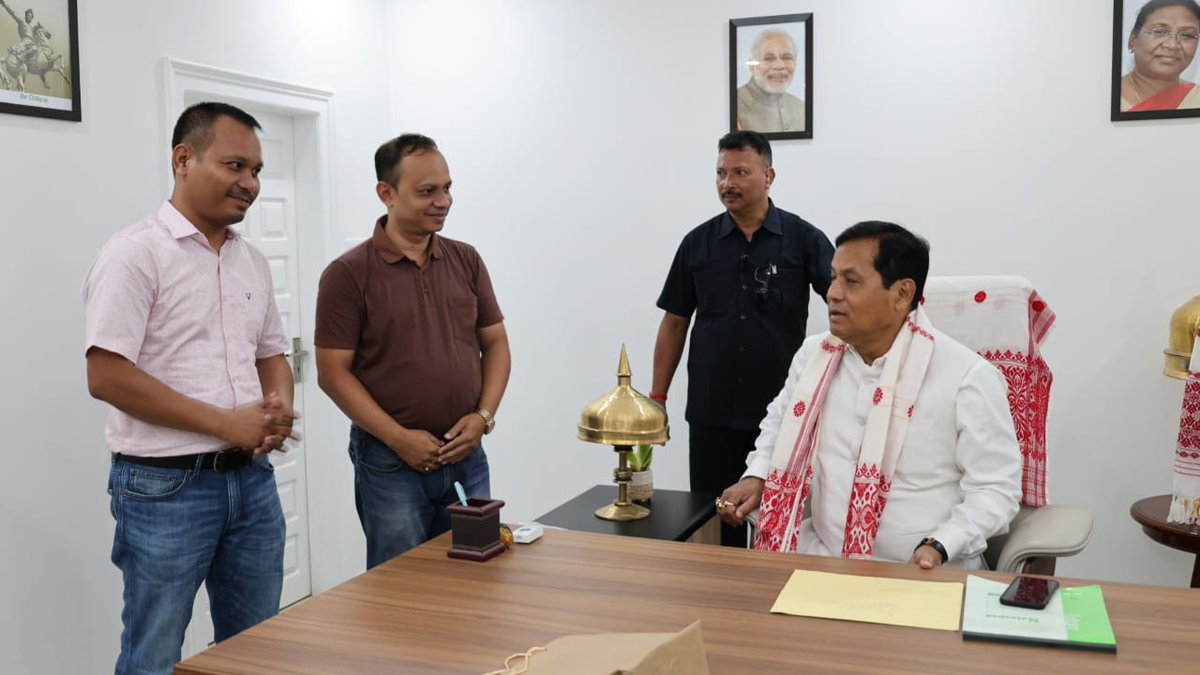 ProXas9's tweet photo. Everything started with VC's remark about late Zubeen da; with tireless effort of the students and professors of TU, I'm happy it is starting to look promising.
@sarbanandsonwal @himantabiswa #TezpurUniversity #JusticeforZubeenGarg #JusticeforTUStudents  #WeDemandTUSU https://t.co/ycmzkrG9Go
