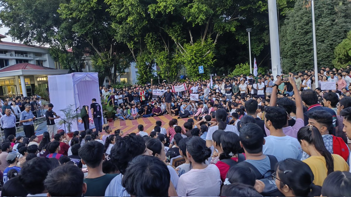 ProXas9's tweet photo. Everything started with VC's remark about late Zubeen da; with tireless effort of the students and professors of TU, I'm happy it is starting to look promising.
@sarbanandsonwal @himantabiswa #TezpurUniversity #JusticeforZubeenGarg #JusticeforTUStudents  #WeDemandTUSU https://t.co/ycmzkrG9Go