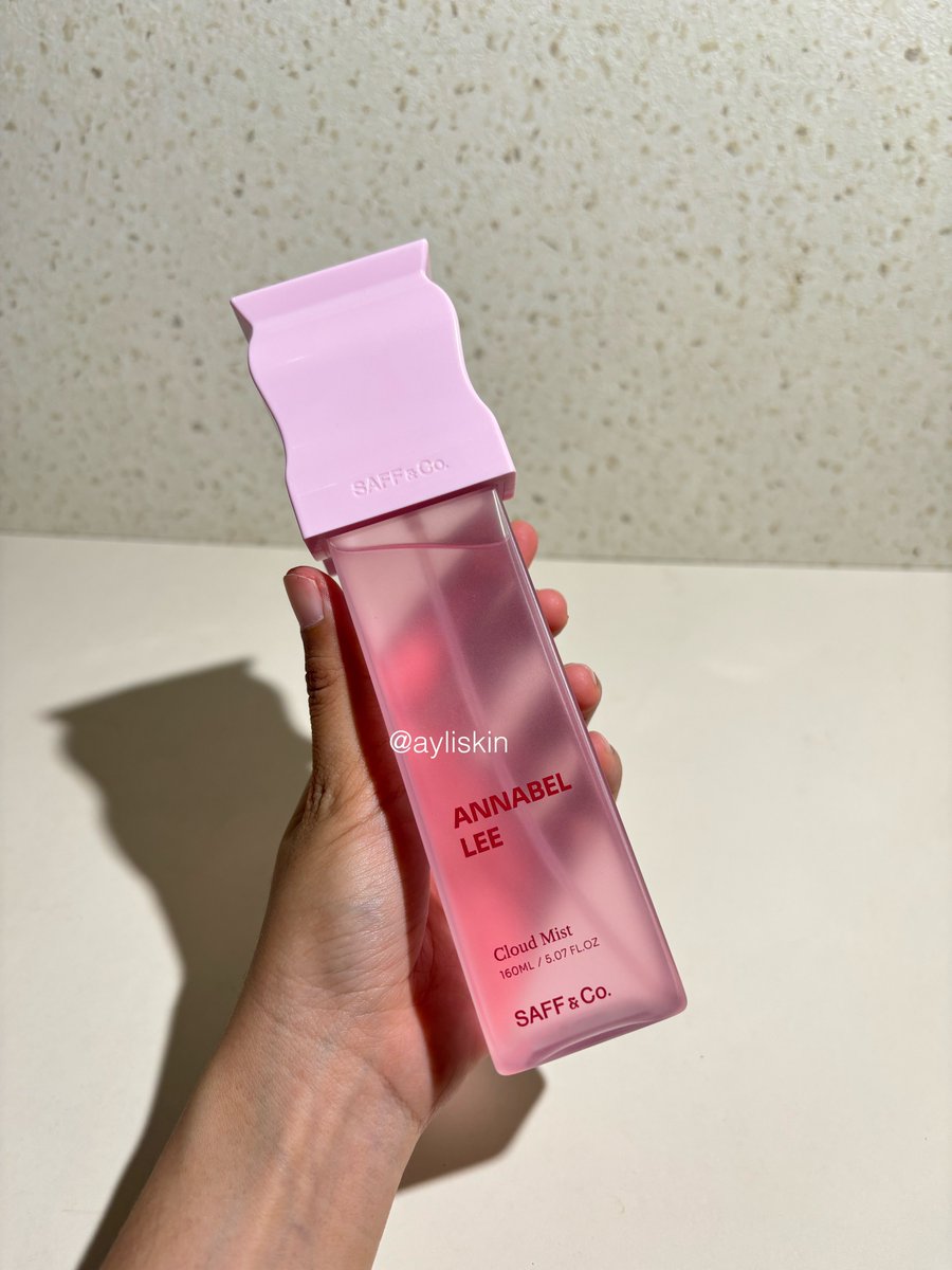 BODY MIST LOKAL YANG AMAN DIPAKE OLAHRAGA..

ohh, you smell like fresh LYCHEE TEA.. fresh fruity floral makes me HAPPY!! 🌸

berharap ada EDPnya👀