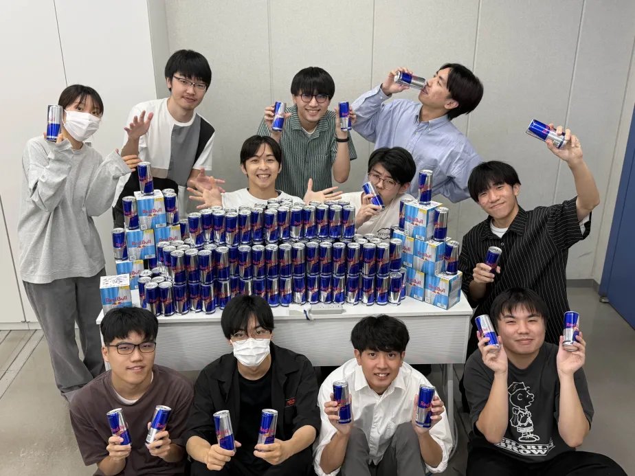 ohsCriticalPath's tweet photo. 『CAPCOM GAMES COMPETITION』協賛企業の
 #レッドブル 様(@redbulljapan)から、大量の翼をさずけてもらいました！ありがとうございます！！

なんだか背中がムズムズします！🪽
と、飛べそうです！夢にまで見た大空に、今！！

#翼をさずける #CGCposts https://t.co/qNoKnRCHfm
