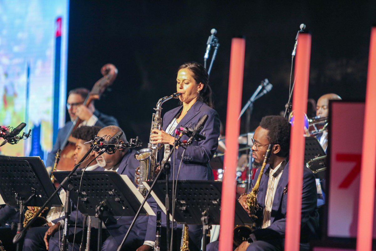 StandardBankArt's tweet photo. A masterful offering from the Jazz at Lincoln Center Orchestra with Wynton Marsalis , that @Kgosi_sa likened to a Sunday evening in your mother’s home.💙
A gentle reminder that music is not only heard, but deeply felt.
#SBJOJ2025 #ChampionOfTheArts #FollowTheBlueNote https://t.co/SX0w5QxecK