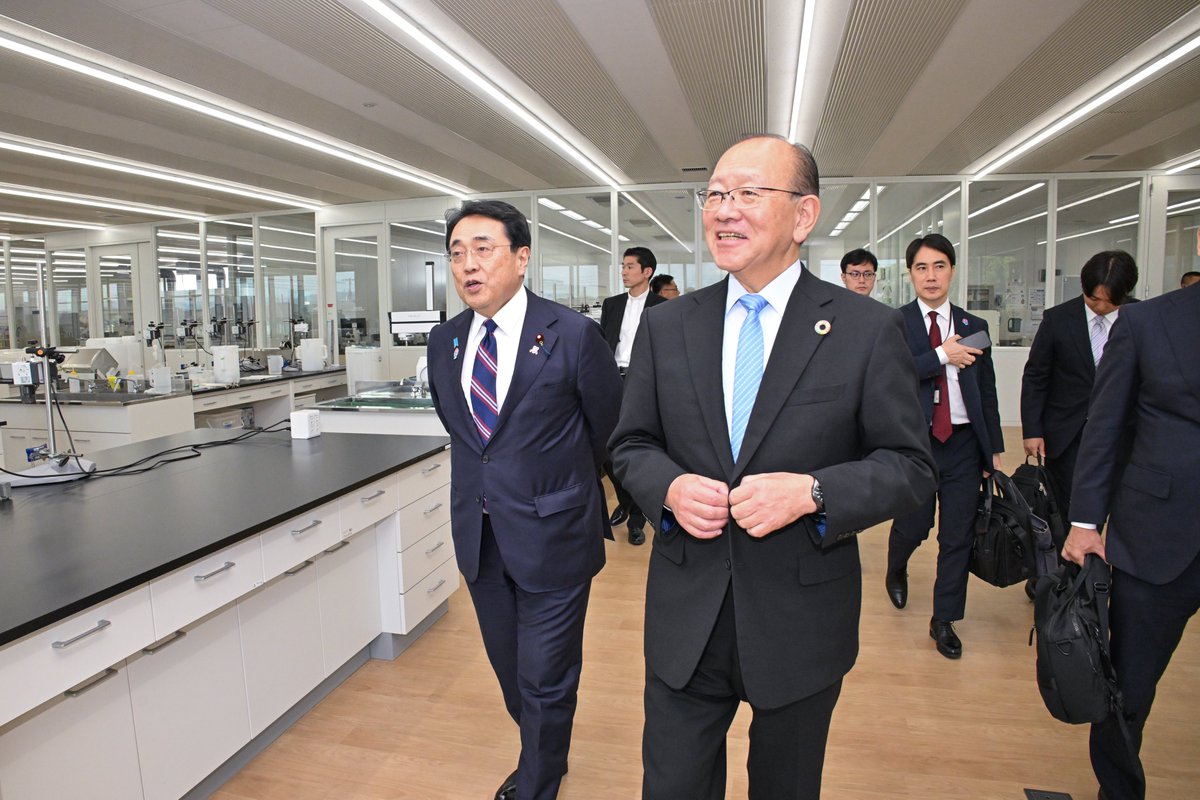 KIMICA_official's tweet photo. ニュースで見ない日はない”時の人”、赤沢大臣が弊社を視察されました。4時間近くに及んだ滞在中、終始熱心に耳を傾けていただき、接した社員一同、すっかり赤沢大臣の虜となってしまいました。
#赤沢大臣 #赤沢りょうせい #経済再生担当大臣 https://t.co/0mla2B94Sh