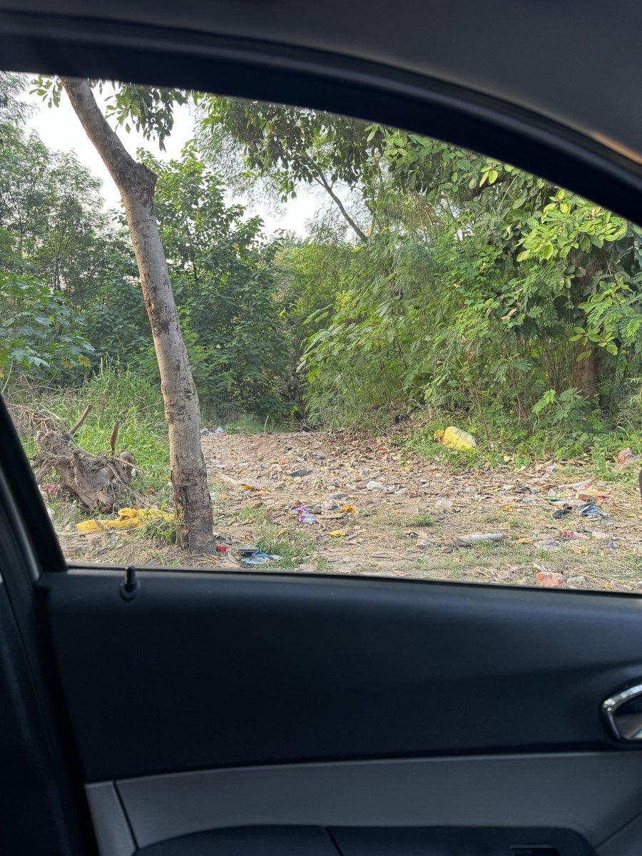 hsg3050's tweet photo. @MCChandigarh @chandigarh_admn @thetribunechd @Gulab_kataria near Dsoi Sec 36, this place has become a dump, it is clogging up the seasonal choe. The dirt hill that was built has been levelled by illegal dumpers. Kindly make the hill again and clean up https://t.co/65pIQDFMMo