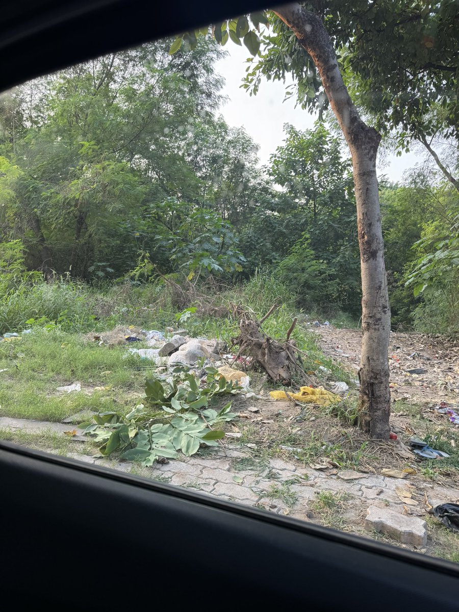 hsg3050's tweet photo. @MCChandigarh @chandigarh_admn @thetribunechd @Gulab_kataria near Dsoi Sec 36, this place has become a dump, it is clogging up the seasonal choe. The dirt hill that was built has been levelled by illegal dumpers. Kindly make the hill again and clean up https://t.co/65pIQDFMMo
