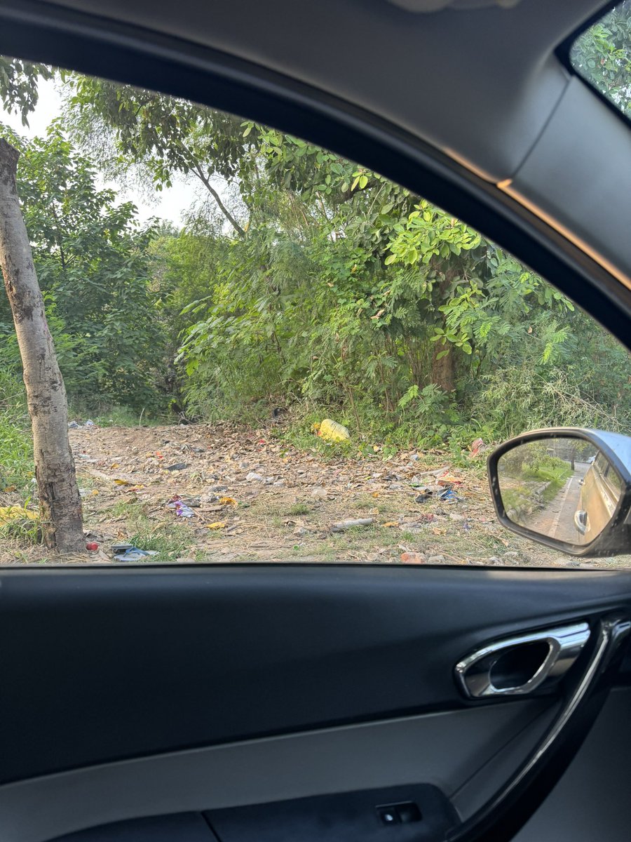 hsg3050's tweet photo. @MCChandigarh @chandigarh_admn @thetribunechd @Gulab_kataria near Dsoi Sec 36, this place has become a dump, it is clogging up the seasonal choe. The dirt hill that was built has been levelled by illegal dumpers. Kindly make the hill again and clean up https://t.co/65pIQDFMMo