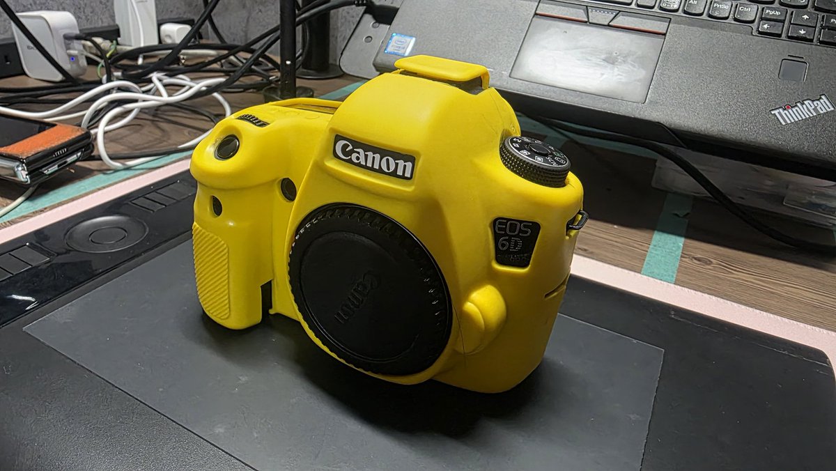 padawan_c's tweet photo. 中古で3万円のEOS6Dを定常光のみでうちのアシスタントのセレナちゃんを撮影してみた。ダイナーはいろんな色の光が交わるから、電気を消して撮った方がいい！

12年前のフルサイズだけど、なんか楽しいかも！
遊びで写真を撮るなら、エントリーに良い気がする！
無加工掲載の許可はもらってます！ https://t.co/YE0U4iqfVL